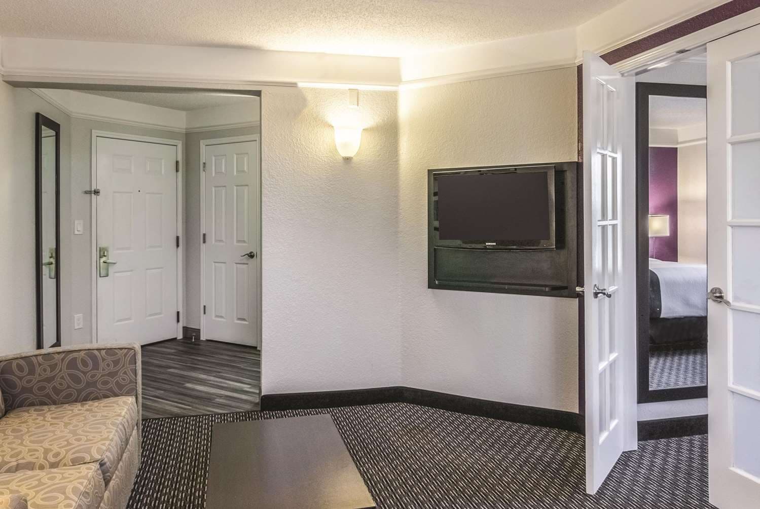 La Quinta Inn & Suites by Wyndham Orlando Airport at Gateway Village