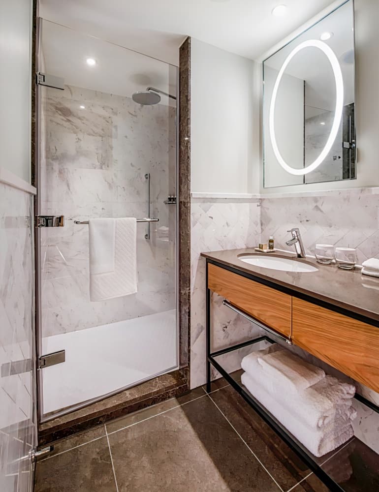 Lincoln Plaza London, Curio Collection by Hilton