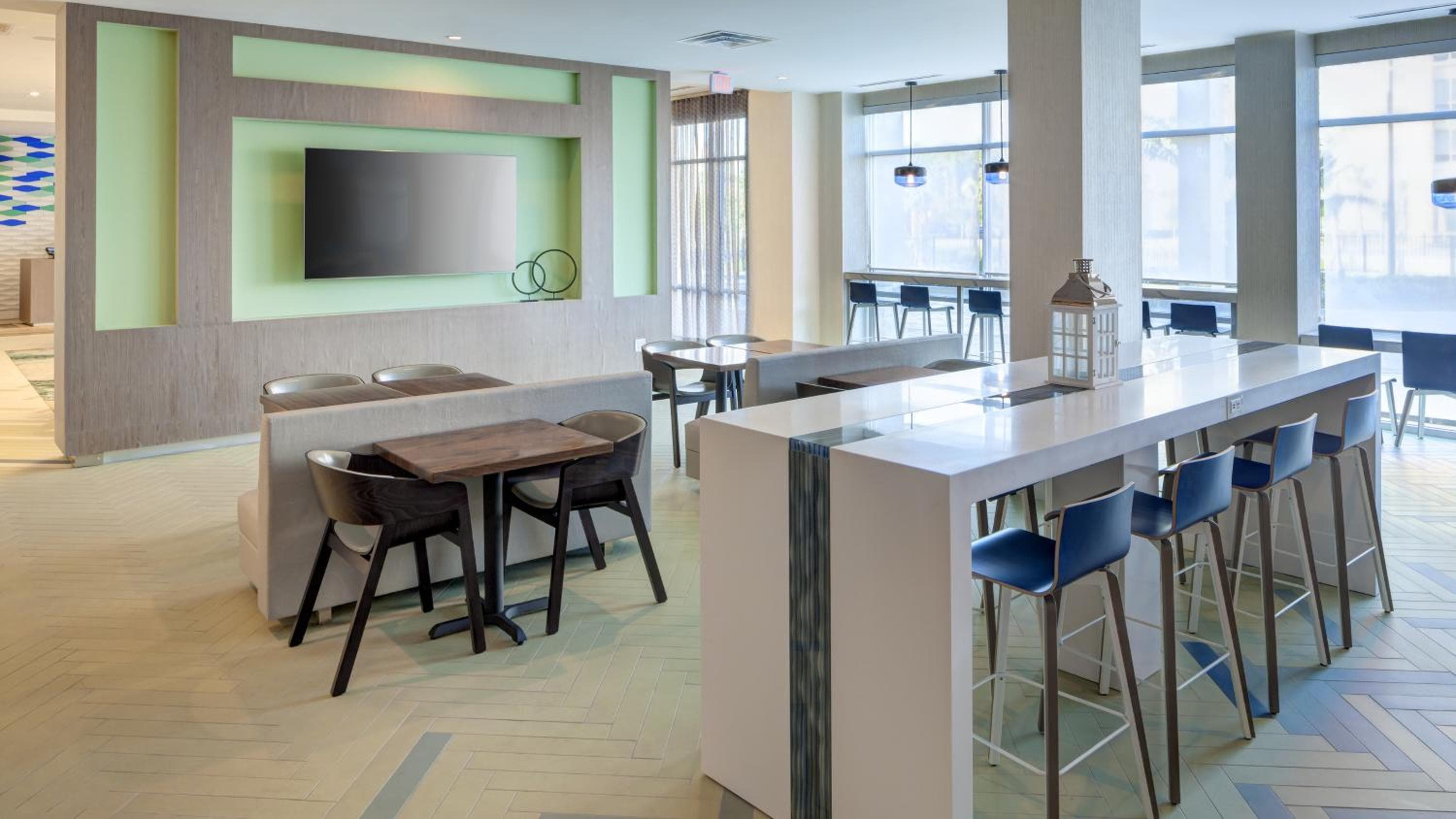 Holiday Inn Express & Suites Orlando At Seaworld, an IHG Hotel