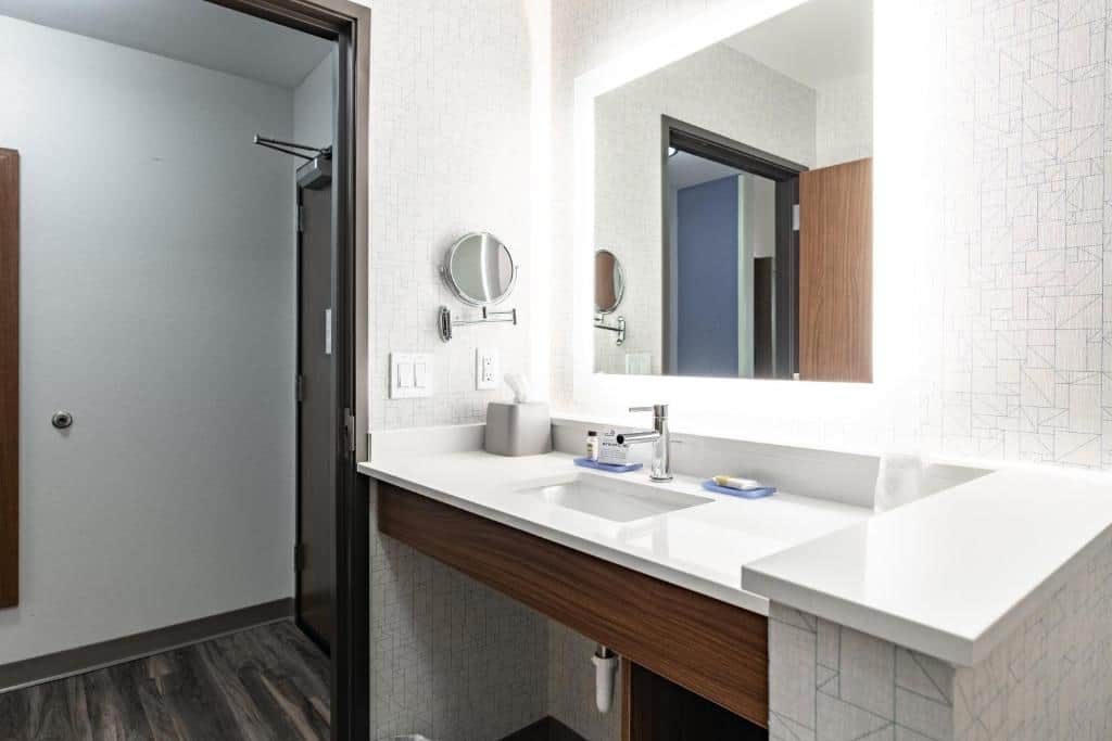 Holiday Inn Express & Suites - Moundsville, an IHG Hotel