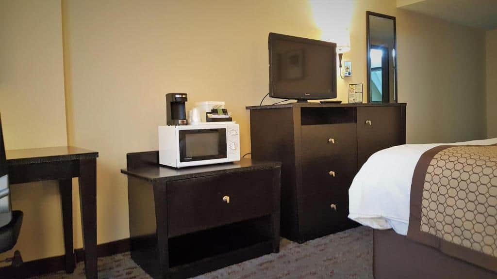 Baymont by Wyndham Belleville Airport Area Free Airport Shuttle