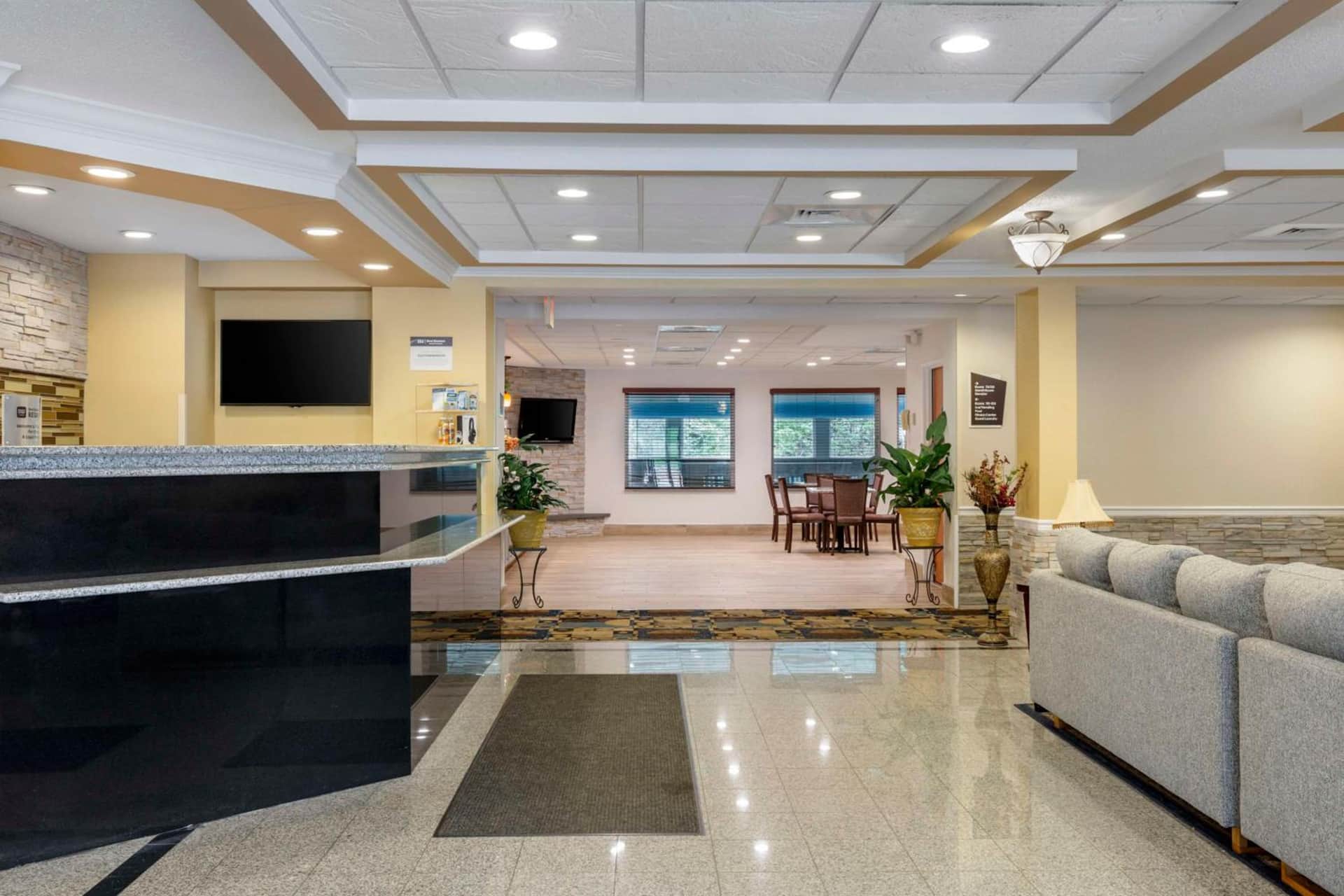 Best Western PLUS NEW ENGLAND INN & SUITES
