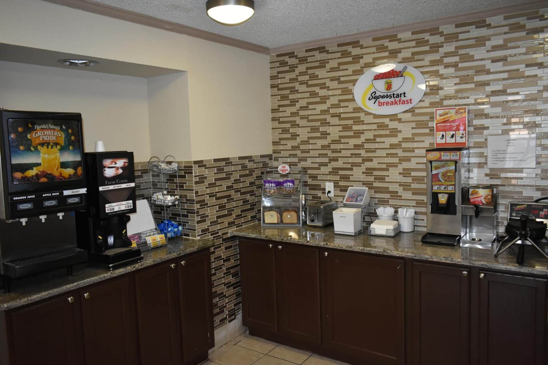 Super 8 by Wyndham Maumee Perrysburg Toledo Area