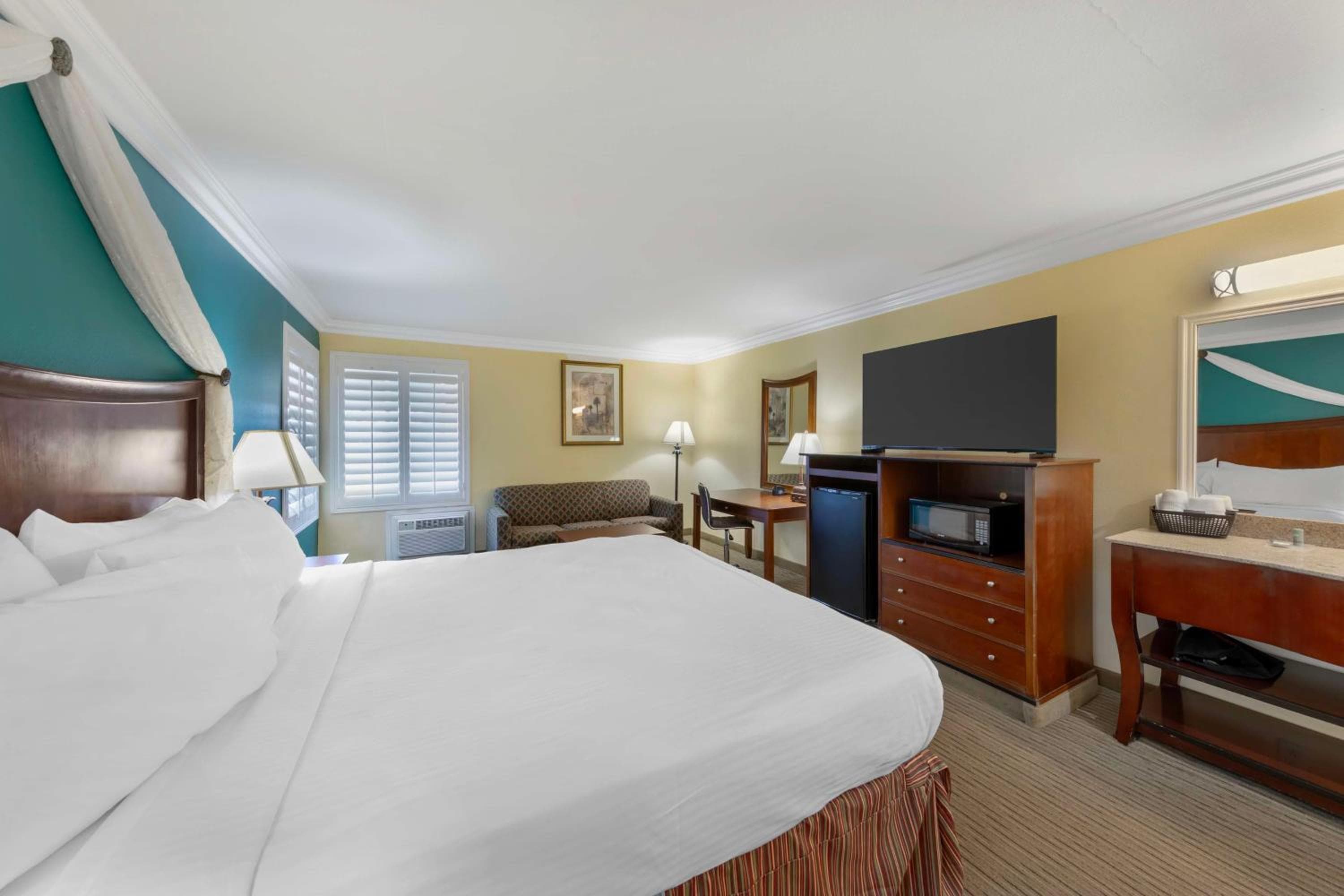 Best Western Harbour Inn & Suites Huntington - Sunset Beach