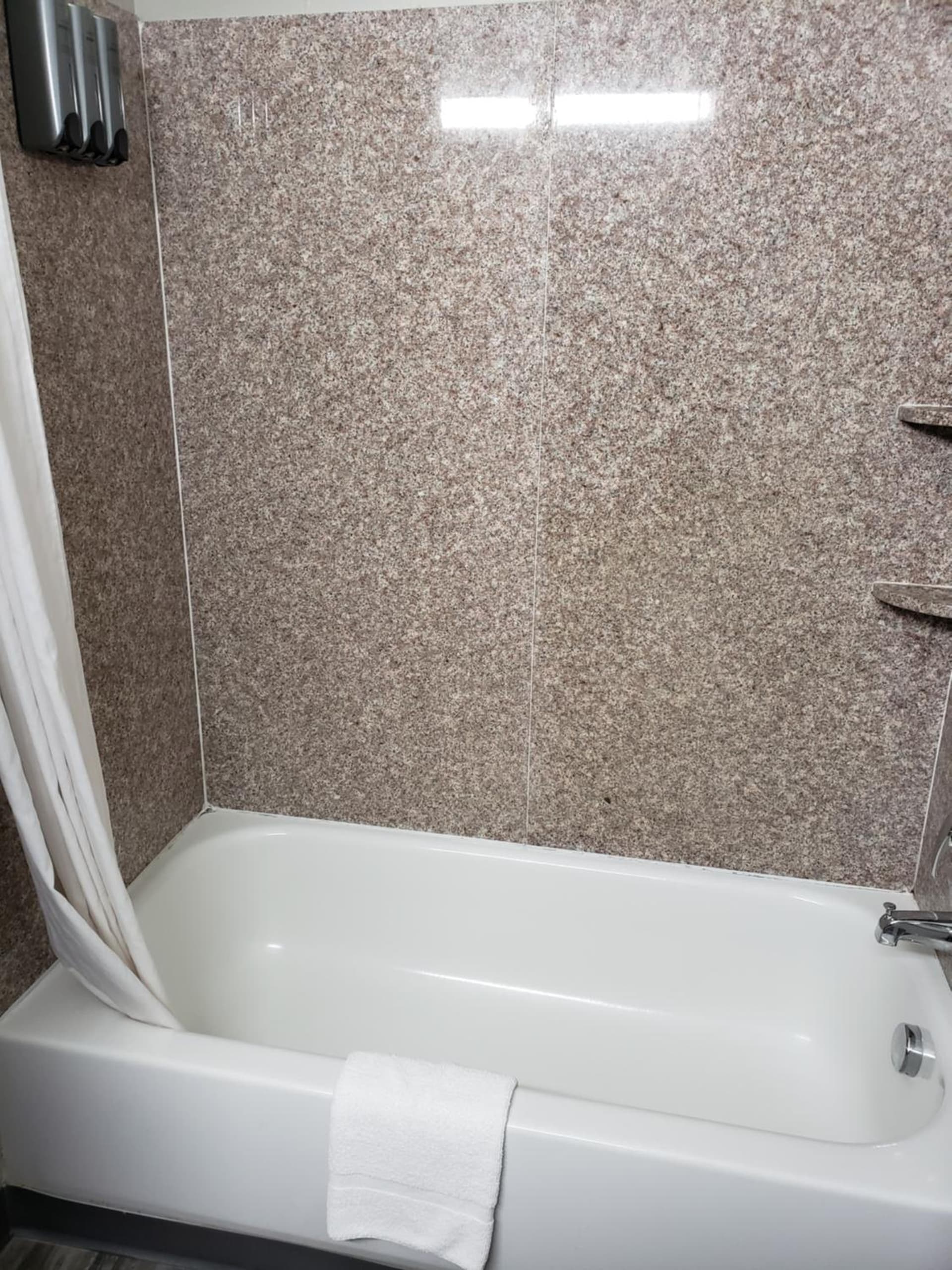 Days Inn & Suites by Wyndham Cleburne TX