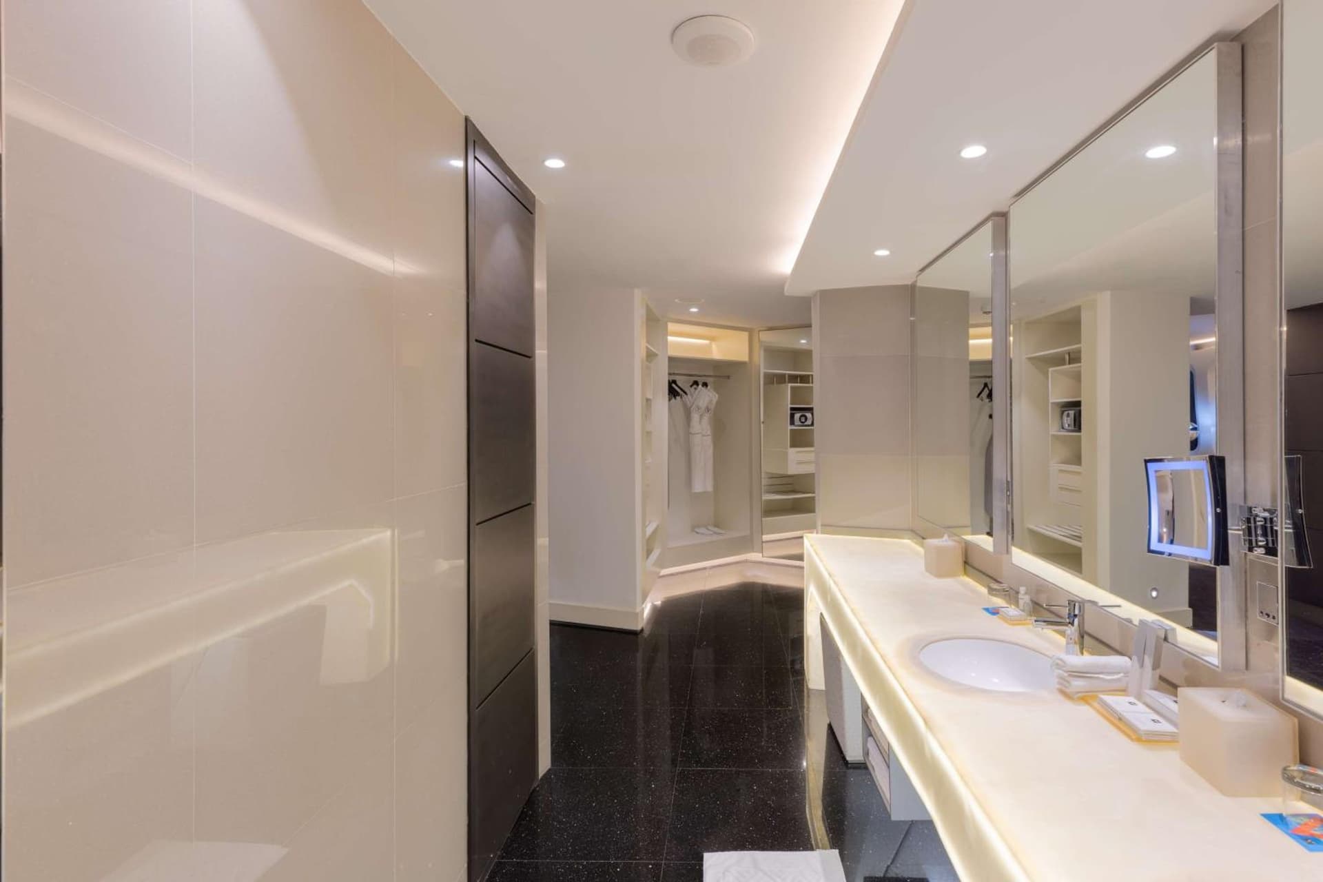 V Hotel Dubai, Curio Collection by Hilton